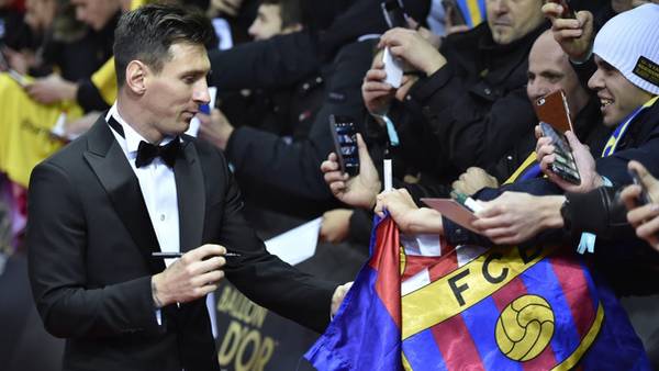 Messi-autografos-entrada-Foto-AFP_CLAIMA20160111_0160_28